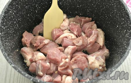 Мякоть свинины моем, обсушиваем, нарезаем на небольшие кусочки, солим по вкусу. Разогреваем в сковороде растительное масло, выкладываем кусочки свинины. Обжариваем мясо на огне выше среднего, периодически перемешивая, 10 минут (мясо должно покрыться лёгкой корочкой со всех сторон). 