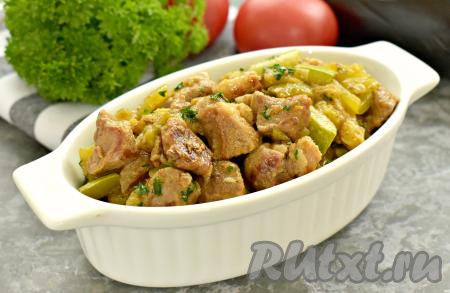 Мягкие кусочки свинины вместе с сочными, нежными кабачками и баклажанами раскладываем со сковороды по тарелкам и в горячем виде сытное, вкусное блюдо подаём к столу.