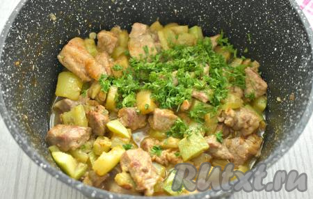 В конце приготовления добавляем мелко нарезанную зелень (у меня - петрушка), перемешиваем и выключаем огонь.