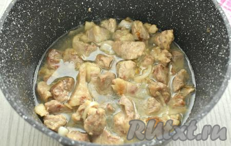 Затем к свинине вливаем примерно 150 миллилитров воды. После закипания воды тушим кусочки свинины 15 минут на небольшом огне.