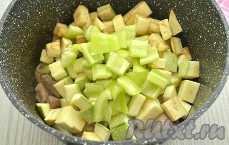 Сразу же добавляем болгарский перец, очищенный от семян с плодоножкой и нарезанный на небольшие кусочки. Перемешиваем свинину с овощами, обжариваем на среднем огне 10 минут, периодически перемешивая. Если жидкости в сковороде будет мало, можно добавить 50 миллилитров воды.