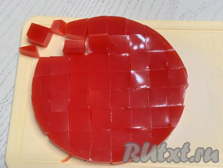 А затем нарезала клубничный мармелад на кубики.&nbsp;