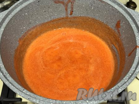 Довести клубничное пюре, периодически перемешивая, до кипения.&nbsp;