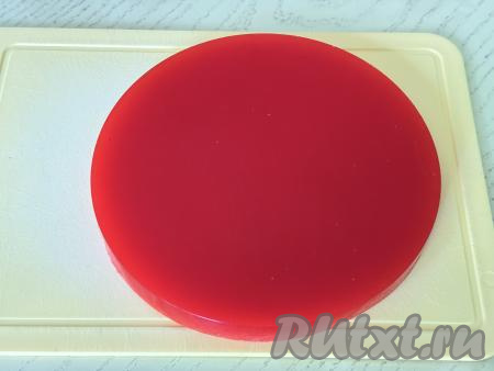 Застывший мармелад достать из форм. Если вы формировали мармелад в небольших порционных формочках, тогда его сразу можно подавать к столу. Я формировала мармелад непорционно (в одной форме), поэтому из силиконовой формы выложила его на разделочную доску.&nbsp;