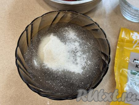 В небольшую ёмкость влить 150 миллилитров воды комнатной температуры, всыпать желатин, перемешать и оставить набухать минут на 15.&nbsp;