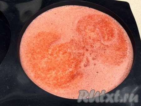 Разлить клубнично-желатиновую массу по небольшим силиконовым формочкам (например, по формочкам для конфет) или в одну силиконовую форму (я вылила в силиконовую форму для муссов). Поставить в холодильник до полного застывания мармелада (минимум на 5-7 часов).&nbsp;