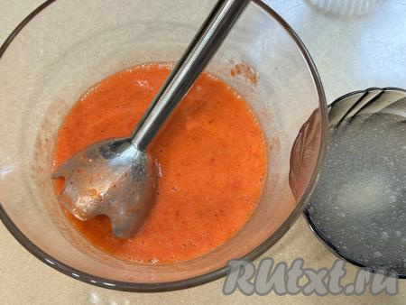 Пробить клубнику с сахаром погружным блендером, должно получиться однородное клубничное пюре.&nbsp;