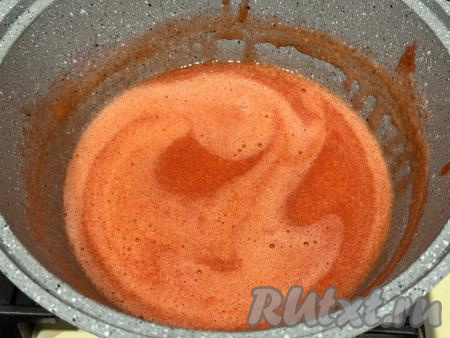 Перемешать клубничное пюре до полного растворения желатина.