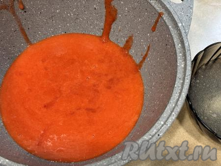 Кастрюлю с процеженным клубничным пюре поставить на средний огонь.&nbsp;