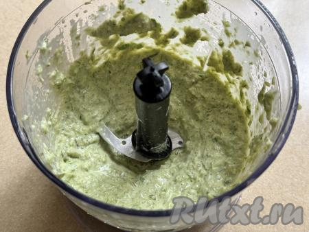 Ещё раз пробить соус до однородного состояния. Если вы будете измельчать стрелки с помощью мясорубки, тогда просто к измельчённым стрелкам добавьте майонез и соль, перемешайте.