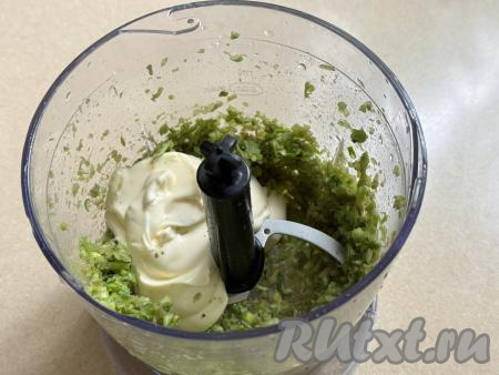 В измельчитель добавить майонез и соль.