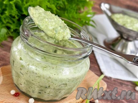 Ароматный, пикантный соус, приготовленный из чесночных стрелок с майонезом, подать к столу в качестве дополнения к различным блюдам.&nbsp;Хранить его можно в закрытой банке в холодильнике не более 3-4 дней.