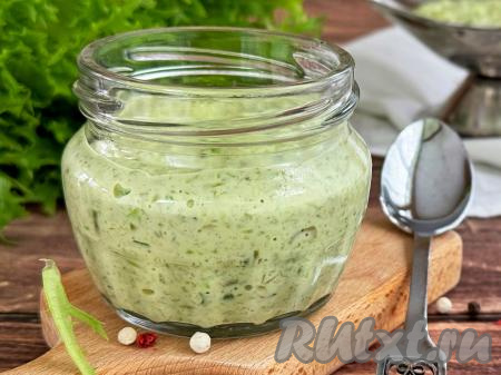 Переложить соус в баночку, накрыть крышкой и поместить в холодильник на час.