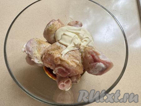 Выложить куриные ножки в объёмную миску, всыпать специи. Перемешать, смешивая ножки со специями со всех сторон. Добавить соевый соус и майонез.