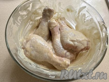 Хорошо перемешать куриные ножки, покрывая их соевым соусом и майонезом со всех сторон. Миску с мясом поставить в холодильник на 1 час, чтобы части курицы хорошо промариновались.&nbsp;