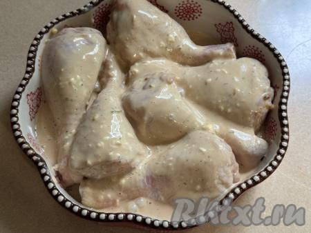 Переложить куриные ножки, покрытые майонезом и соевым соусом, в жаропрочную форму. Поместить форму в разогретую до 180 градусов духовку, запекать части курицы 1 час.&nbsp;