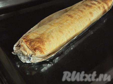 Запекать рулет с клубникой и творогом&nbsp;в духовке, разогретой до 180 градусов, минут 25 (лаваш должен стать приятного золотистого цвета).