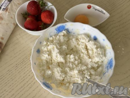 Перемешать творожную массу вилкой до однородности.