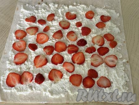 Свежую (или слегка размороженную) клубнику нарезать на пластинки и равномерно разложить поверх творога.&nbsp;