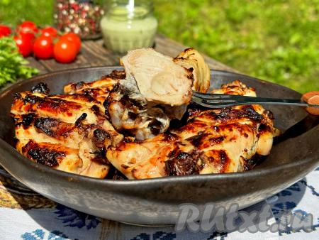 Готовые куриные бёдра переложить с решётки мангала на тарелку и подать к столу в горячем виде, дополнив любимым соусом. Благодаря маринаду из кефира и лука, мясо получилось нежным, сочным и очень аппетитным. Уверена, вкус таких бёдер вас не разочарует!