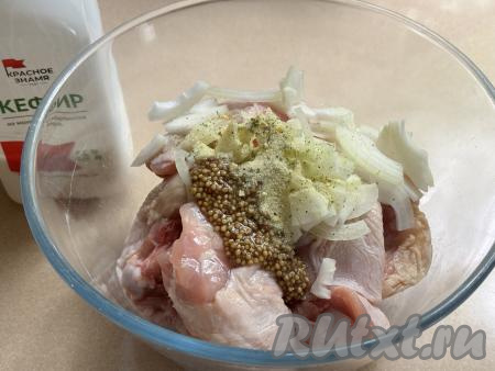 Всыпать соль и специи для мяса (я использовала пряную соль с чесноком). Тщательно перемешать, как бы втирая лук в куриные бёдра, чтобы выделился луковый сок. Луковый сок хорошо размягчает мясо и оно становится более нежным, поэтому советую обязательно добавлять лук в маринад при готовке шашлыков и мяса на мангале.