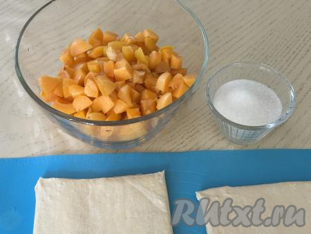 Абрикосы очистить от косточек, нарезать на средние кубики, выложить в миску.