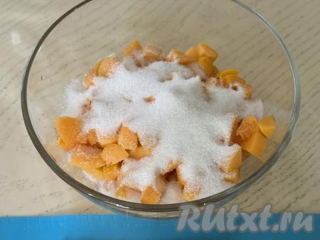 В миску с абрикосами всыпать сахар, перемешать абрикосовую начинку для пирога.