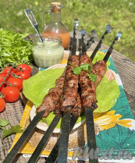 Аппетитные, очень вкусные люля-кебабы, приготовленные из фарша говядины, подать к столу в горячем виде на шампурах.&nbsp;