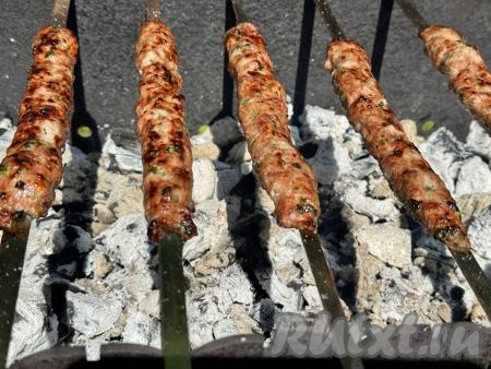 Жарить люля-кебабы из говядины минут 12, часто переворачивая шампуры. Время приготовления во многом зависит от жара вашего мангала.