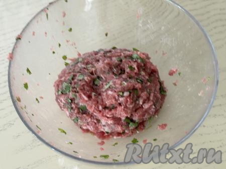 Хорошо вымесить фарш. Отбить фарш о дно миски, для этого нужно брать весь фарш в руки и бросать его в миску (или на стол). Бросать фарш в миску нужно не менее 10 раз. Благодаря отбиванию повышается вязкость фарша, поэтому фарш будет хорошо держаться на шампурах.