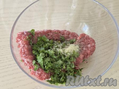 Сюда же выложить чеснок, пропущенный через пресс, чёрный молотый перец и соль по вкусу.