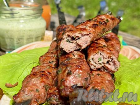 Мясо получается очень сочным, с приятным ароматом костра.