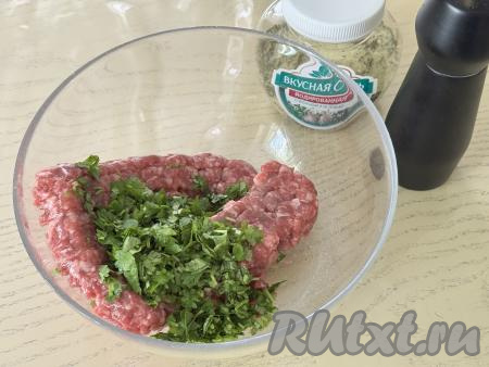 Выложить фарш из говядины в миску, добавить мелко нарезанную зелень.