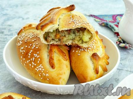 А вот как дрожжевой пирожок выглядит в разломе, в нём удачно сочетаются большое количество начинки из картофеля с лисичками и нежнейшее дрожжевое тесто - это очень вкусно!