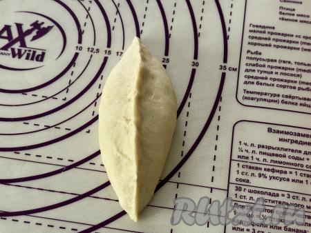 Защипать тесто плотным швом над начинкой.