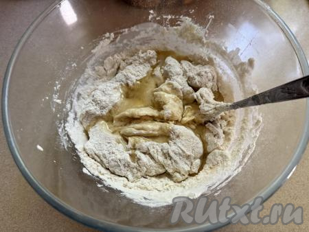 Перемешать тесто ложкой. Влить растительное масло, перемешать столовой ложкой.