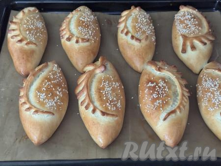 Пирожки с картошкой&nbsp;и&nbsp;лисичками выпекать&nbsp;в разогретой до 180 градусов духовке минут 25 (до приятного золотистого оттенка дрожжевого теста).