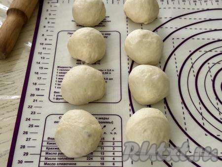 По прошествии 1,5 часов тесто хорошо поднимется, увеличившись в объёме раза в 2-3. Обмять поднявшееся тесто, разделить на 8 равных частей. Каждую часть теста скатать в шар.