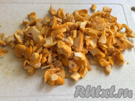 Ну а пока отваривается картошка, займёмся грибами. В этот раз я готовила пирожки со свежими лисичками. Грибы нужно тщательно промыть водой, удаляя землю и траву, лишней воде дать стечь. Нарезать лисички на средние кусочки. Если у вас замороженные лисички, тогда их можно не размораживать.