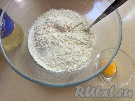 Яйцо разделить на белок и желток. Яичный белок добавить в миску с опарой, а желток оставить для смазки пирожков. В миску с опарой и белком всыпать 300 грамм просеянной&nbsp;муки&nbsp;и соль.