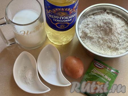 Подготовить продукты для замешивания теста для пирожков с лисичками и картошкой.