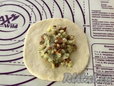 Начинку тоже разделить на 8 равных частей.&nbsp;От каждого шарики из теста отщипнуть немного теста для украшения. Оставшуюся часть шарика из теста на припылённой мукой поверхности раскатать в овал. Выложить одну часть начинки из картофеля и лисичек в середину овала.