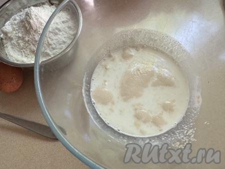 Сперва разведём опару. Для этого нужно подогреть молоко на плите (или в микроволновке) примерно до 38 градусов. Тёплое молоко влить в объёмную миску, добавить сухие дрожжи и сахар, тщательно перемешать и оставить в тёплом месте минут на 15.&nbsp;По прошествии 15 минут на молочно-доржжевой поверхности появится пенная шапочка, это говорит о том, что дрожжи начали работать, значит опара готова и можно приступать к замешиванию теста. Температура молока в тот момент, когда в него будут добавляться дрожжи, не должна быть выше 40 градусов, так как дрожжевые бактерии погибают при высоких температурах. Но в тоже время дрожжи любят тёплую среду, поэтому молоко должно быть тёплым.