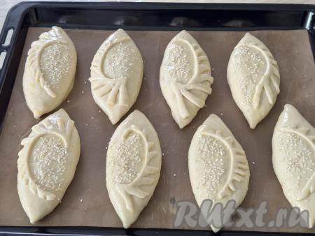 По желанию можно пирожки сверху присыпать&nbsp;кунжутом или маком.