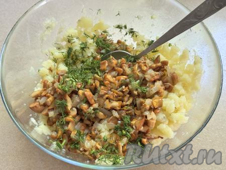 Картошку, сварившуюся до готовности, снять с огня. Слить воду, в которой варился картофель. Переложить картошины в достаточно глубокую посуду. Растолочь картошку толкушкой в пюре. Укроп промыть водой. В получившееся картофельное пюре добавить жареные лисички с луком и мелко нарезанный укроп.