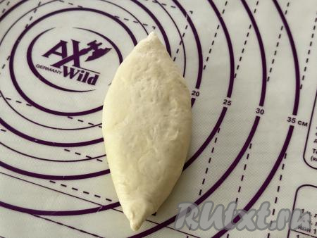 Перевернуть пирожок швом вниз.