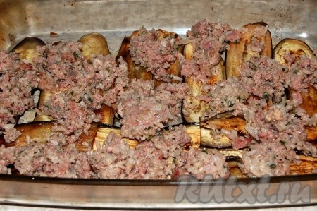 На баклажаны выложить слой мясного фарша.