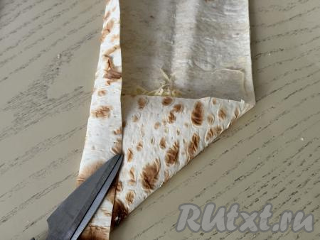 Завернуть край лаваша, как на фото.