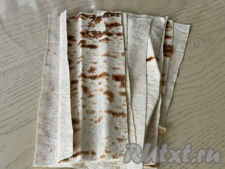 Лаваш нарезать на 8 прямоугольников размером примерно 31 сантиметр на 15 сантиметров.