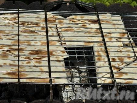 Подготовить мангал, в нём должны быть раскалённые "седые" угли, открытого огня быть не должно. Выложить решётку с треугольниками из лаваша на мангал.